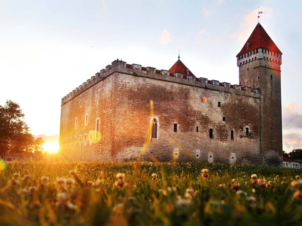 Ein Wahrzeichen Kuressaares: Die Bischofsburg aus dem 13. Jahrhundert ist die einzige vollkommen erhalten gebliebene mittelalterliche Burg im Baltikum. Sie beherbergt außerdem das Museum von Saaremaa – im Sommer finden hier auch Veranstaltungen statt. © Jessica Mintelowsky