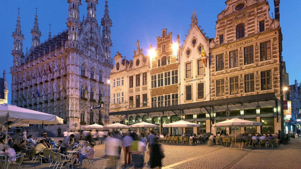 Abends trifft man sich auf Leuvens Grote Markt, natürlich auf ein Bier © VisitFlanders/ Milo Profi