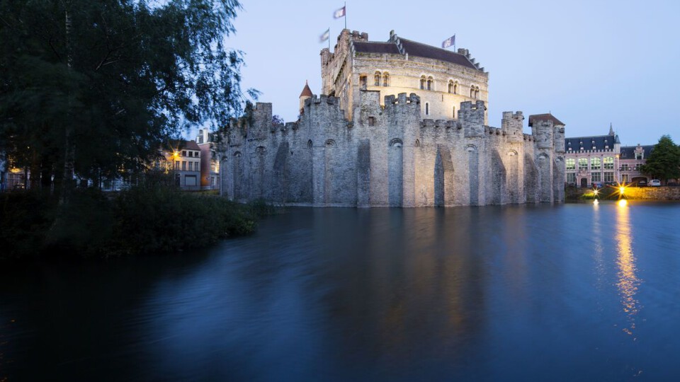 Umgeben von Wasser steht die Burg Gravensteen mitten in Gent © VisitFlanders/ Tom D’Haenens