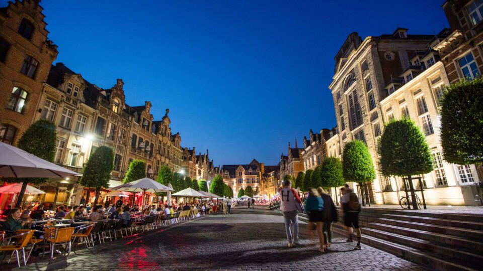 Am Oude Markt reihen sich zahlreiche Cafés, Restaurants und Bars aneinander © VisitFlanders