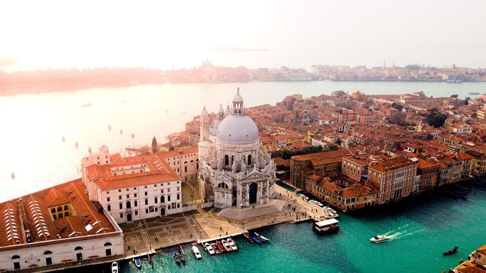 Die spektakuläre Kirche Santa Maria della Salute an der Einfahrt zum Canal Grande in Venedig.