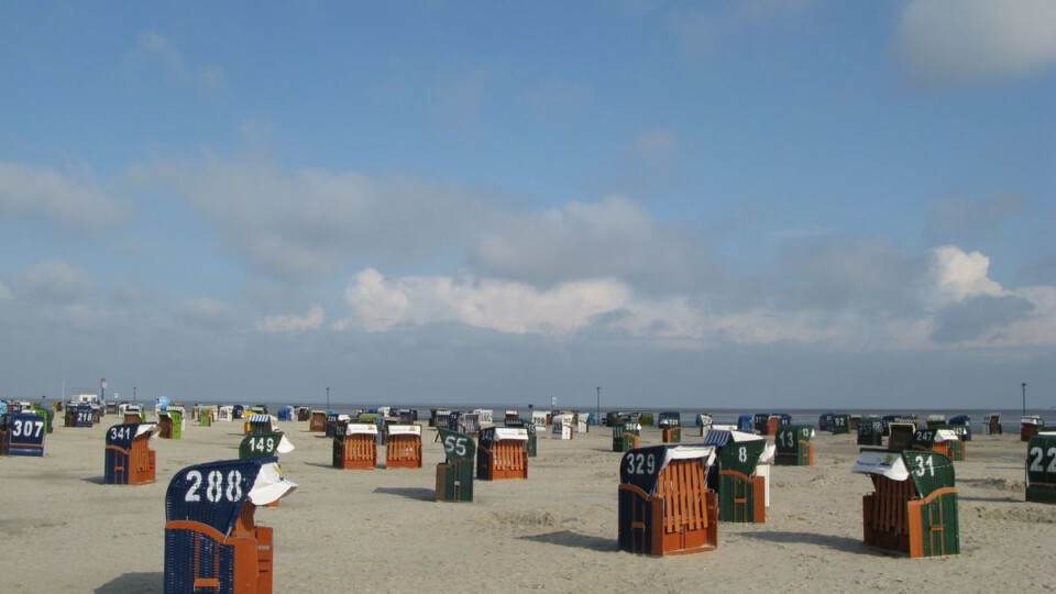 Strand mit Strandkörben in Neuharlingersiel in Ostfriesland