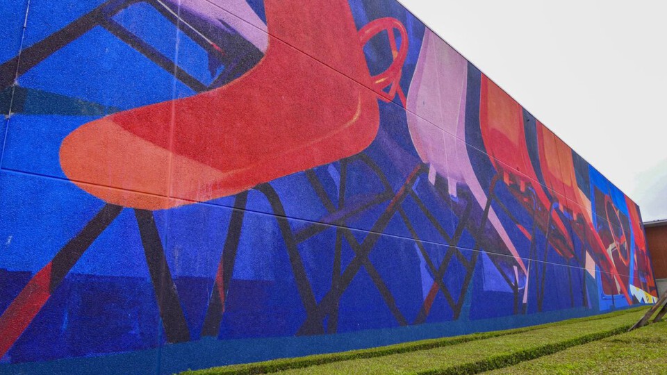 Ostende "The Cristal Ship" : Wandmalerei mit roten Stühlen der Künstler Zoer & Velvet